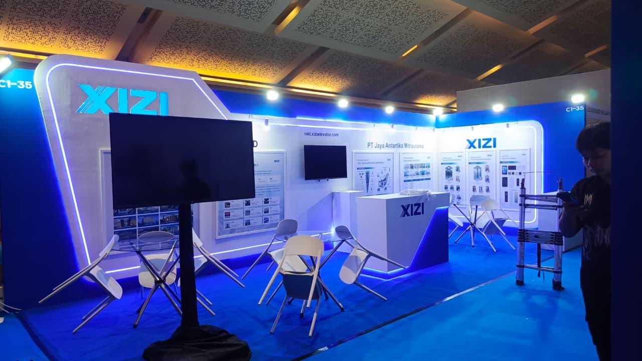 Xizi exhibition stand with branded display screens and meeting area